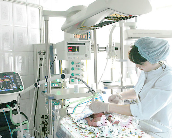 Современное оборудование и забота персонала отделения реанимации позволили выходить новорожденных. Фото Михаила ПЕРМИНА
