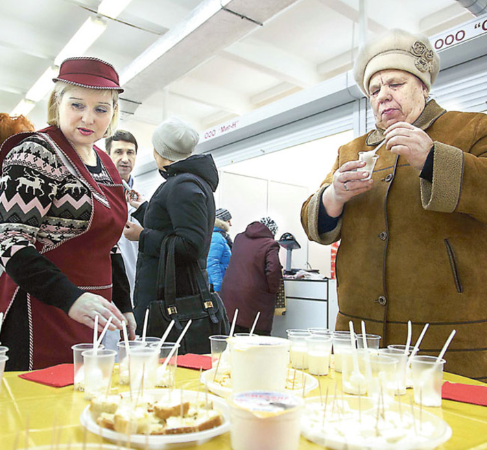 Дегустации на продовольственной ярмарке проводятся регулярно. Фото Аркадия УВАРОВА