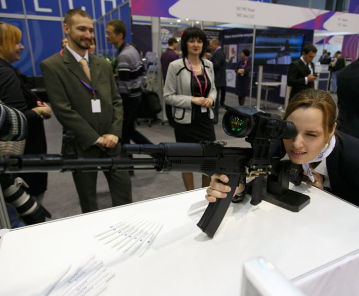 Посетители выставки «Технопрома» смогли лично убедиться в совершенстве новой техники. Фото Аркадия  УВАРОВА