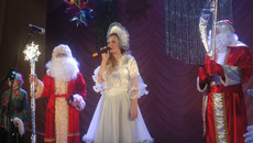 Победители зонального этапа конкурса  из коневского Дома культуры: Снегурочка — Ольга Гутова, Деды Морозы — Сергей Гутов  и Виктор Пятковский. Фото Лидии МИРОШНИК