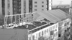 Пятиэтажка, в которой проводится комплексный ремонт, обновляется целиком и полностью — от подвала до кровли. Фото Михаила ПЕРМИНА