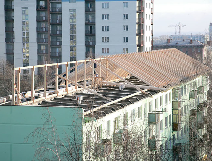 Пятиэтажка, в которой проводится комплексный ремонт, обновляется целиком и полностью — от подвала до кровли. Фото Михаила ПЕРМИНА