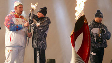 Новосибирскую чашу олимпийского огня зажег трехкратный олимпийский чемпион Александр Карелин. Фото Аркадия УВАРОВА
