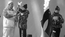 Новосибирскую чашу олимпийского огня зажег трехкратный олимпийский чемпион Александр Карелин. Фото Аркадия УВАРОВА