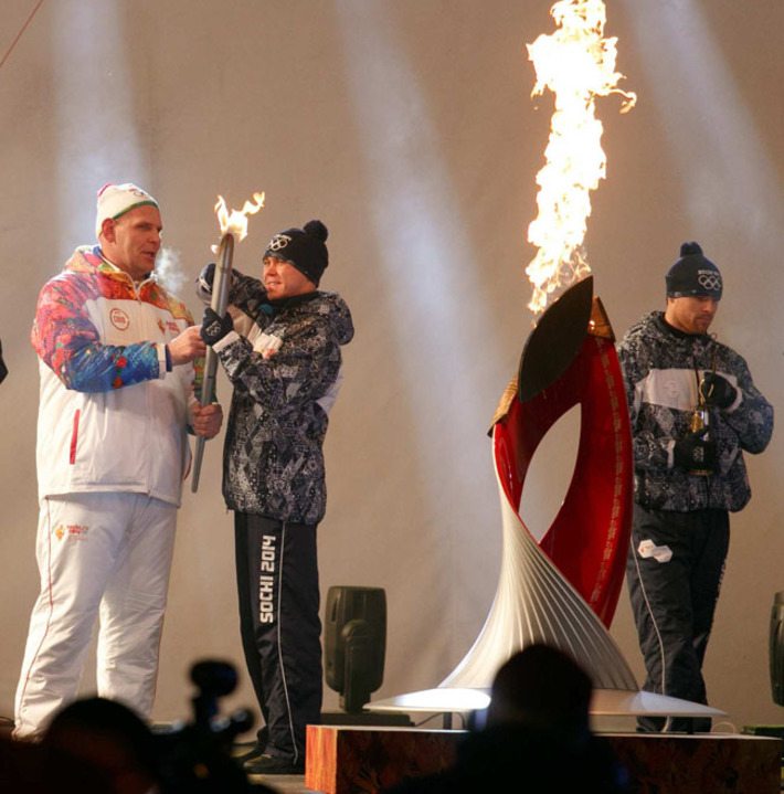 Новосибирскую чашу олимпийского огня зажег трехкратный олимпийский чемпион Александр Карелин. Фото Аркадия УВАРОВА