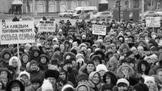 Участники митинга слушали выступающих, которые противоречили не только друг другу, но и сами себе. Фото Михаила ПЕРМИНА