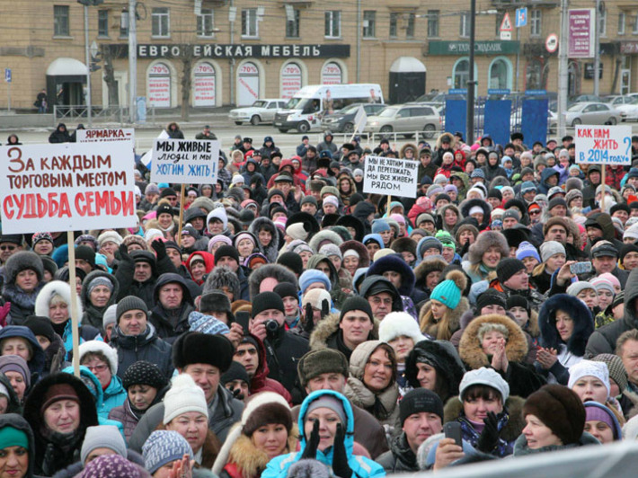 Участники митинга слушали выступающих, которые противоречили не только друг другу, но и сами себе. Фото Михаила ПЕРМИНА
