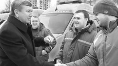 Министр здравоохранения НСО Леонид Шаплыгин вручает ключи от новых машин работникам скорой помощи. Фото Михаила ПЕРМИНА