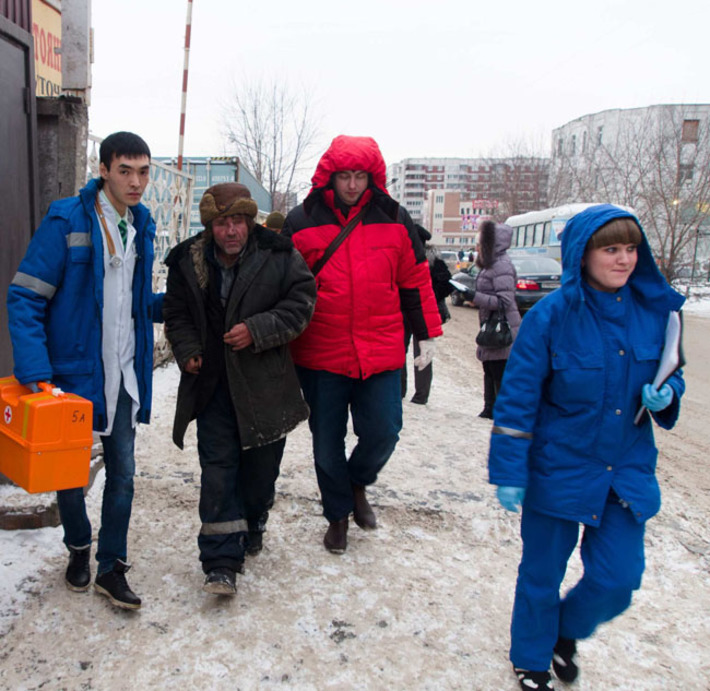Кому необходимо — помогут врачи. Фото Аркадия УВАРОВА