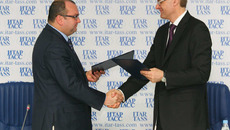 Соглашение подписано. Фото Аркадия УВАРОВА