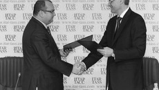 Соглашение подписано. Фото Аркадия УВАРОВА