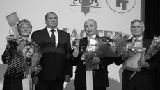 Заместитель министра Минтруда Новосибирской области Андрей Головнин с лауреатами конкурса: Екатериной Воронченко, Юрием Романко и Сергеем Урюпиным