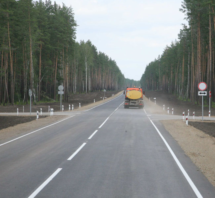 В августе было запущено движение по новому современному участку дороги Новосибирск — Камень-на-Оби. Фото Михаила ПЕРМИНА
