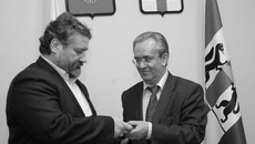 Дмитрий Семёнов получает награду из рук заместителя губернатора Новосибирской области Виктора Козодоя. Фото Михаила ПЕРМИНА