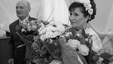 Поздравление принимают золотые юбиляры Виктор и Валентина Ведерниковы. Фото Михаила ПЕРМИНА