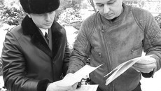 Сотрудники Управления Россельхознадзора проверяют документы у продавцов хвойного товара. Фото Аркадия УВАРОВА
