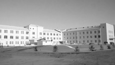 Новая пристройка (справа) органично вписалась в общий вид Коченёвской ЦРБ. Фото Михаила ПЕРМИНА