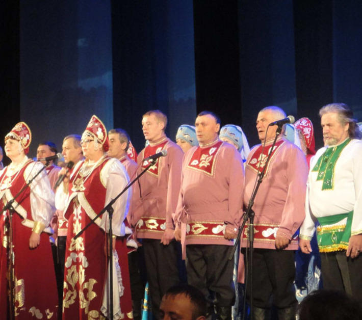Звучит песня «Хлеб всему голова». Фото Марины ЛУПЕЙКЕНЕ