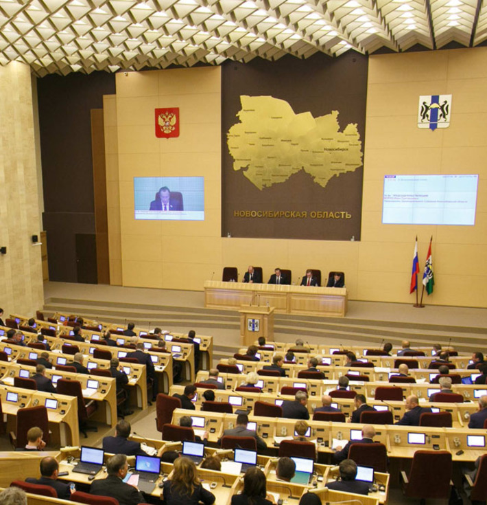Главным итогом законодательного года можно считать конструктивную работу фракций Законодательного собрания. Фото Аркадия УВАРОВА