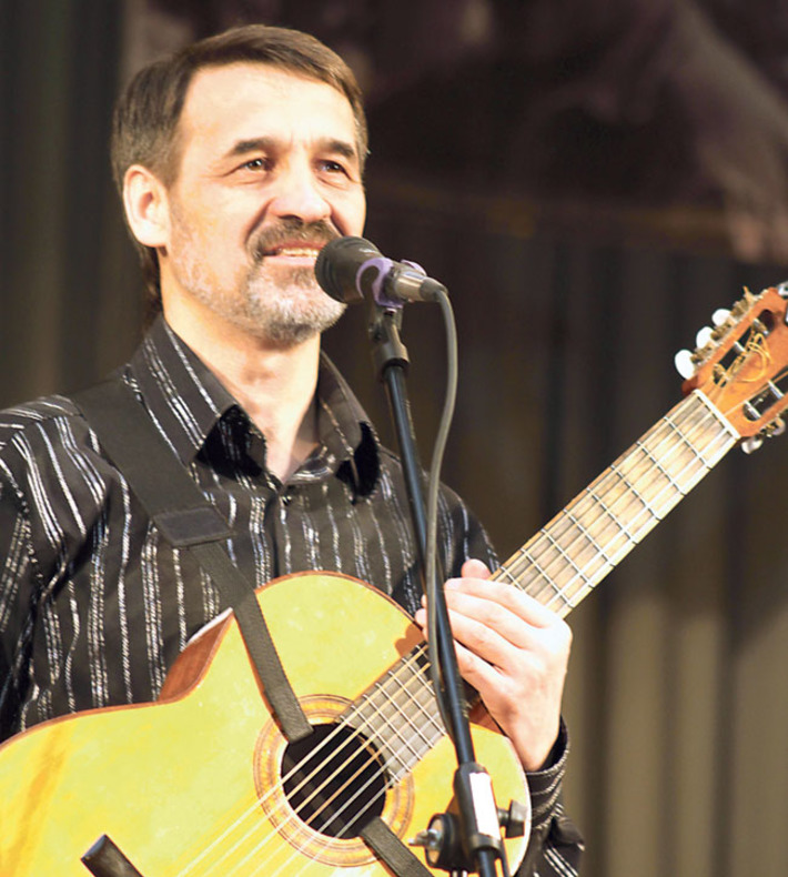 Владимир АНИКЕЕВ, руководитель бард-клуба «Гитара по кругу»