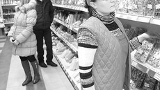 В обязанности кассира Юлии Коноваловой входит осмотр выставленных на стеллажах товаров. Фото Николая ЦАРЕВАФото Николая ЦАРЕВА