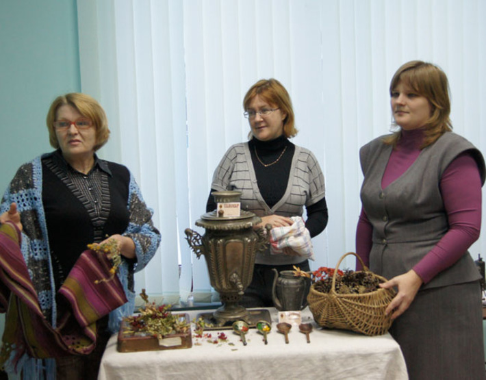 Сотрудники районного музея Татьяна Бернякович, Наталья Доропеева и Серафима Щиголь за работой с экспонатами. Фото Николая ЦАРЕВА