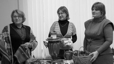 Сотрудники районного музея Татьяна Бернякович, Наталья Доропеева и Серафима Щиголь за работой с экспонатами. Фото Николая ЦАРЕВА