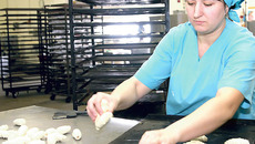 Малый бизнес дает возможность трудоустроиться недалеко от дома (Колыванский район). Фото Михаила ПЕРМИНА (архив)