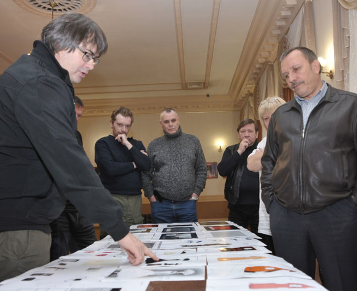 Каким предстанет мир шекспировских героев на сцене, рассказывает художник Олег Головко (слева). Фото Игоря ИГНАТОВА