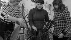 Директор школы-интерната Ольга Кокарева с воспитанницами Капитолиной Ивановой и Кариной Бессоновой в зале релаксации. Фото Николая ЦАРЕВА