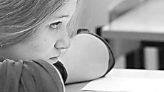Выпускникам одиннадцатых классов придется в обязательном порядке писать итоговое сочинение. Фото с сайта www.vkn.ru
