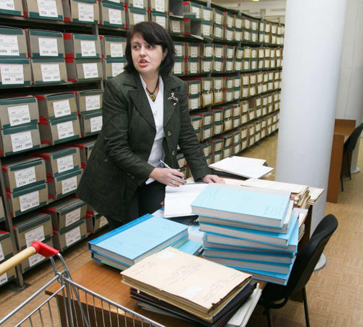 После работы с документами все надо вернуть на свои места. Фото Аркадия УВАРОВА