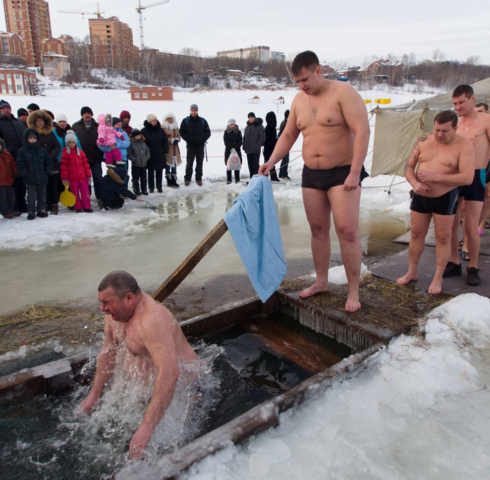 К мысли о том, что окунуться в зимнюю прорубь — это нормально, подрастающее поколение привыкает постепенно, в «зрительном зале». Фото Аркадия УВАРОВА