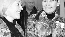 Евгения Печерина и координатор волонтерского корпуса НСО Елизавета Федорова. Фото Натальи МАНТОРОВОЙ