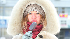 Иностранцы не верят, что сибиряки едят мороженое в лютые морозы. Фото Аркадия УВАРОВА