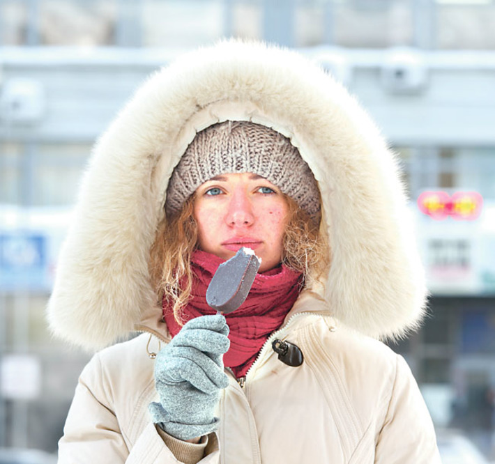 Иностранцы не верят, что сибиряки едят мороженое в лютые морозы. Фото Аркадия УВАРОВА