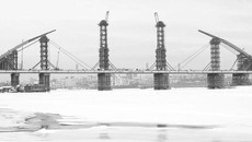 Арка третьего моста через Обь приобретает реальные очертания. Фото Аркадия УВАРОВА
