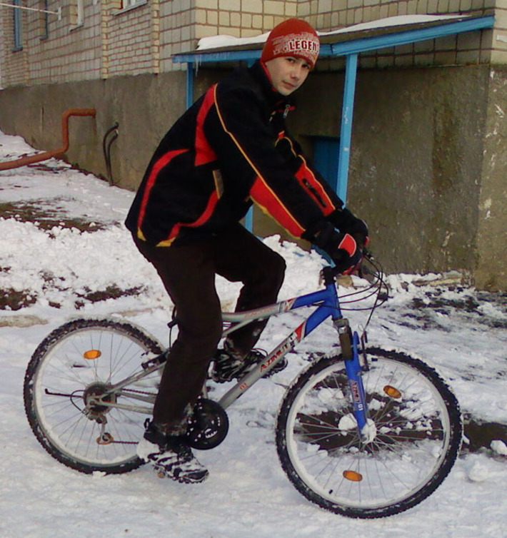 Велосипедисты на зимних улицах сибирского города пока экзотика. Фото с сайта alkatrien.com