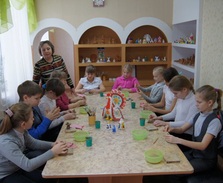 Татьяна Лысенко ведет занятие с детьми  в мастерской музея. Фото Николая ЦАРЕВА