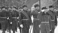 У монумента Славы в Новосибирске. 27 января 2014 года. Фото Михаила ПЕРМИНА