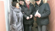 Владимир Знатков осматривает новый дом. Фото Михаила ПЕРМИНА