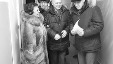 Владимир Знатков осматривает новый дом. Фото Михаила ПЕРМИНА