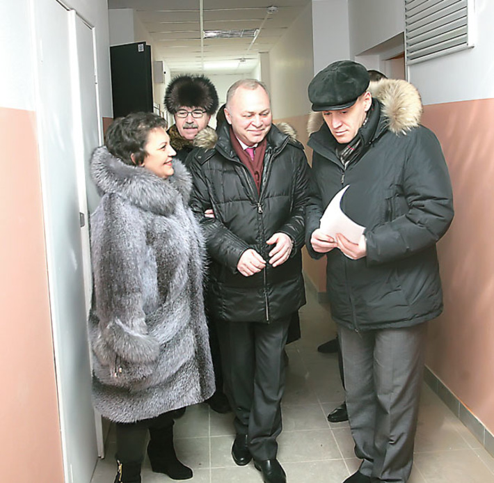 Владимир Знатков осматривает новый дом. Фото Михаила ПЕРМИНА