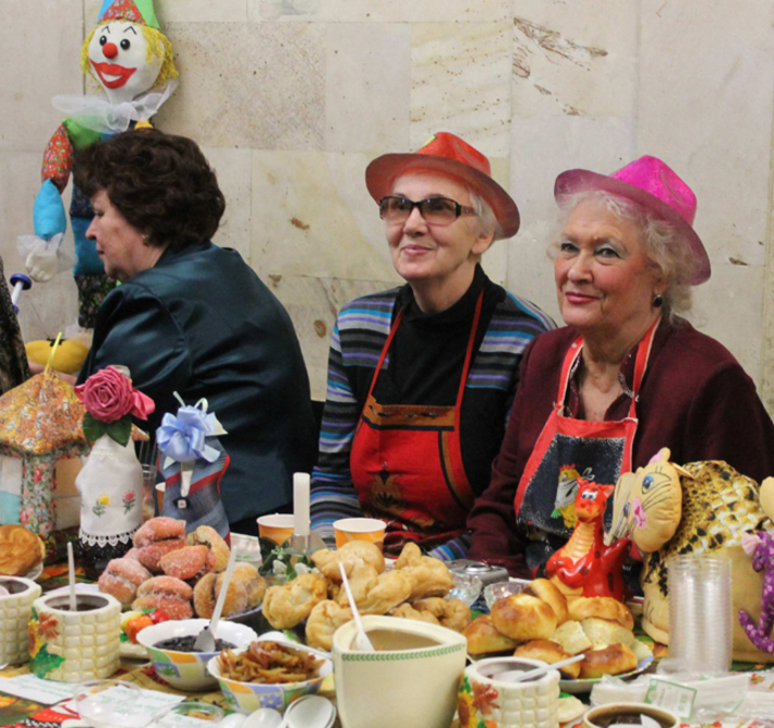 От классического яблочного до варенья  из сосновых и кедровых шишек попробовали на празднике все желающие. Фото Марии БЕЗДЕНЕЖНЫХ