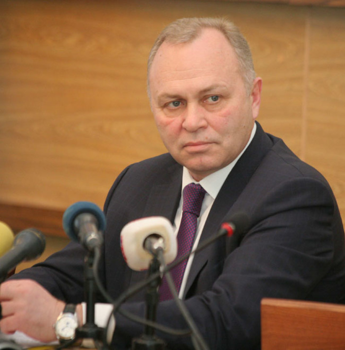 Исполняющий обязанности мэра Владимир Знатков поручил профильным департаментам мэрии проверить готовность управляющих компаний к работе в условиях экстремальных морозов. Фото Михаила ПЕРМИНА