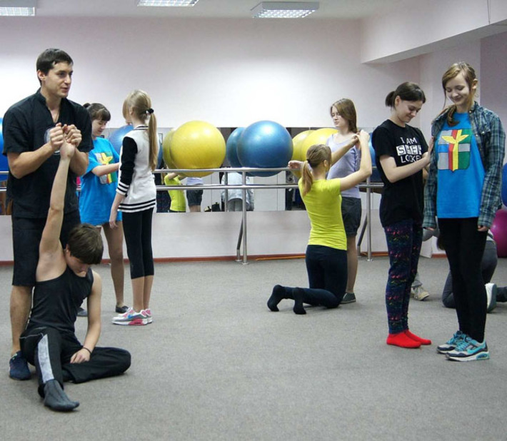 Мастер-класс по сценическому движению похож на веселую игру (театр-студия «Попурри», г. Обь) Фото предоставлено НГОДНТ