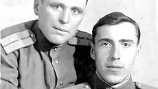 Тит Баранов (слева) с земляком Ракоедом из Черновки. Фото из семейного архива
