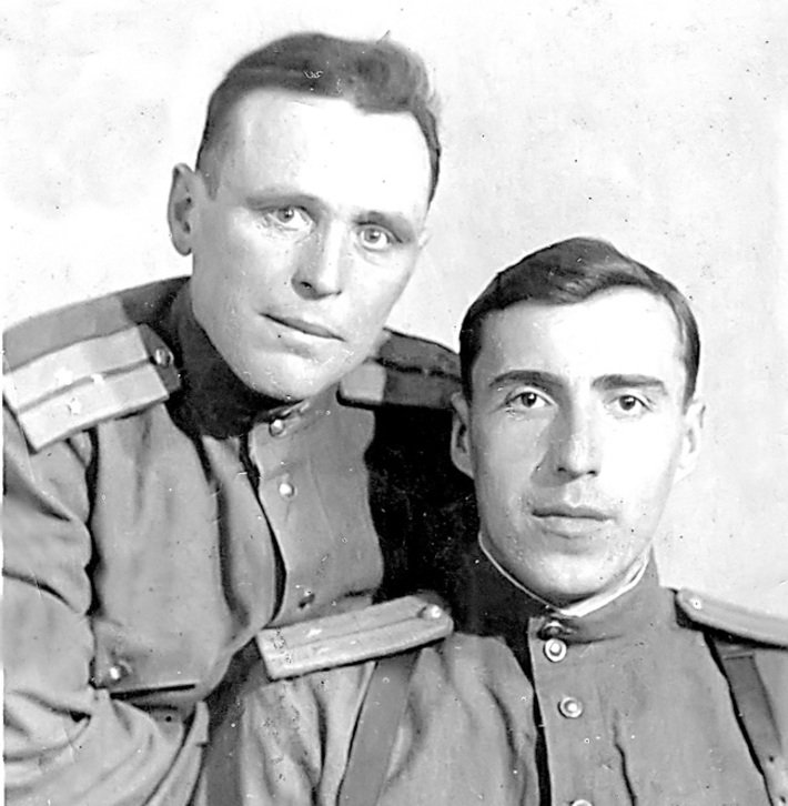 Тит Баранов (слева) с земляком Ракоедом из Черновки. Фото из семейного архива
