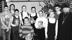 Дети-инвалиды школы-интерната № 152 с настоятелем храма в честь Всех Святых священником Константином Пантюховым. Фото присланы Людмилой ИГНАТОВОЙ