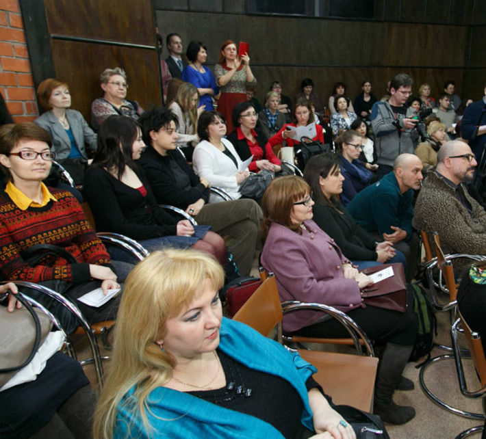 В Новосибирской областной научной библиотеке собрались люди читающие и готовые «двигать» любимые книги в массы. Фото Аркадия УВАРОВА